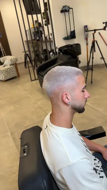 Adriano dans le fauteuil, coupe très courte platine