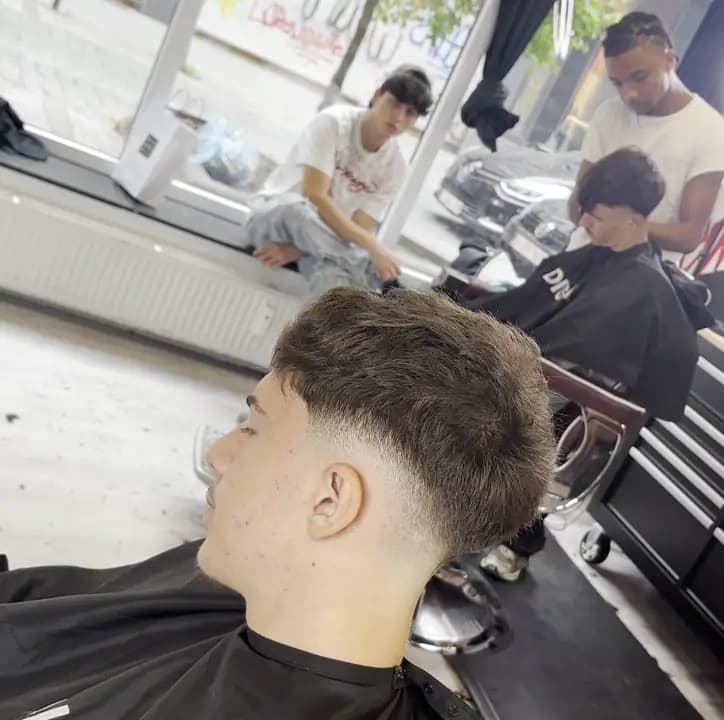 Dégradé de profil sur cheveux châtains