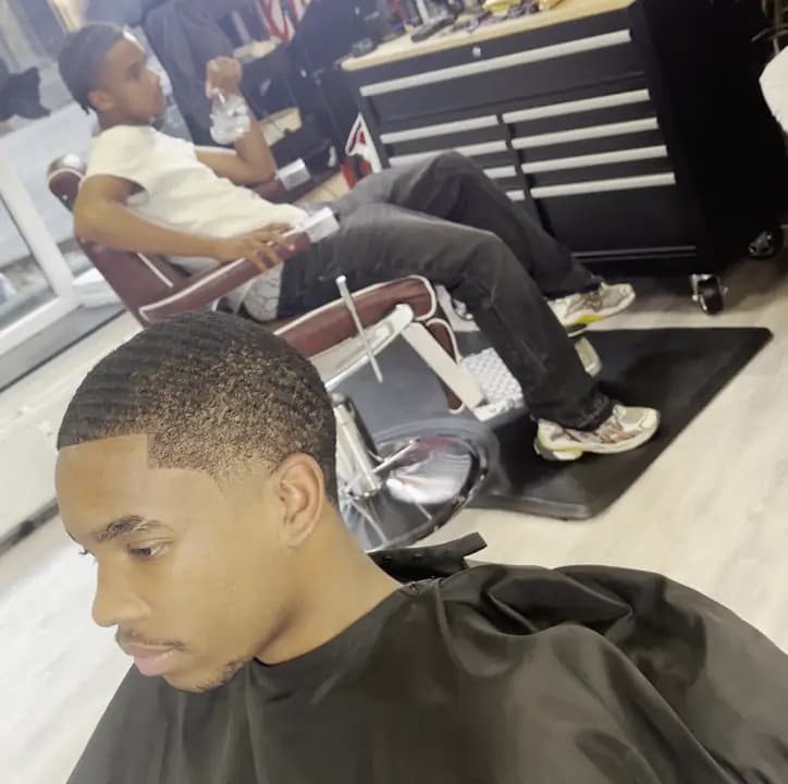 Coupe très courte sur cheveux crépus, contours dessinés