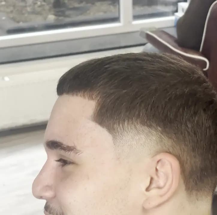 Dégradé haut et barbe taillée, vue de profil
